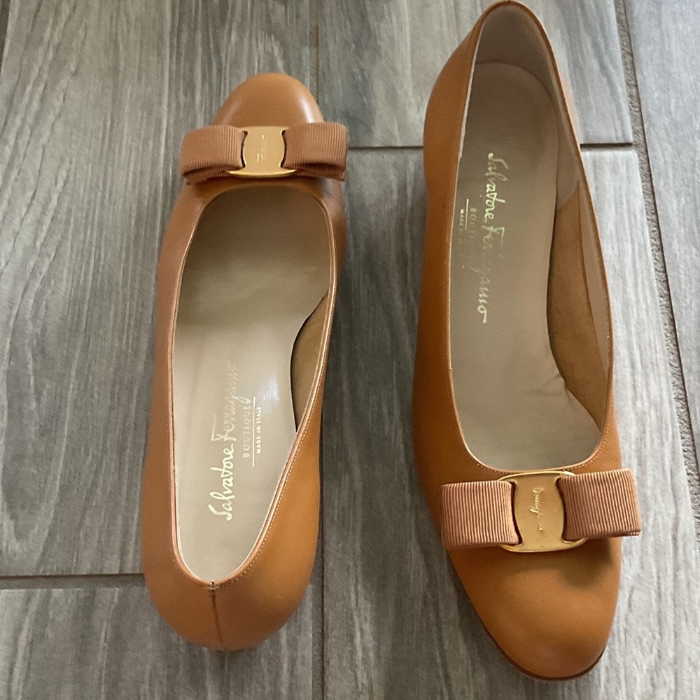 Salvatore Ferragamo Women's Brown Leather Flats with Bow
Size 8-narrow